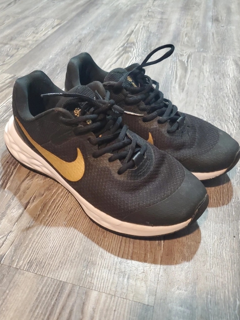 Nike Revolution 6 GS Running Shoes - Black/Gold Size 6Y